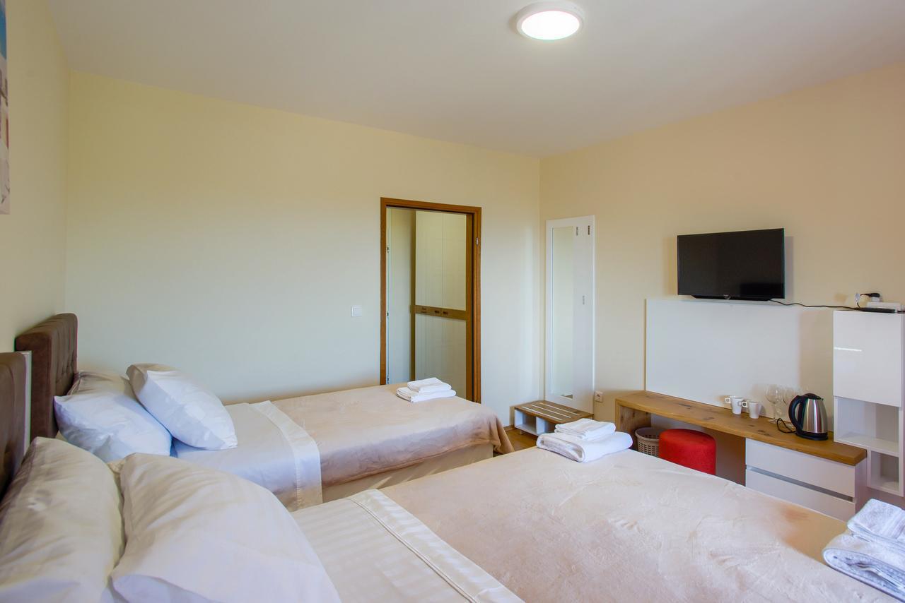 Hotel Livadic & Restaurant Ližnjan エクステリア 写真