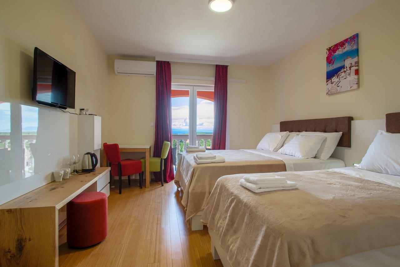 Hotel Livadic & Restaurant Ližnjan エクステリア 写真