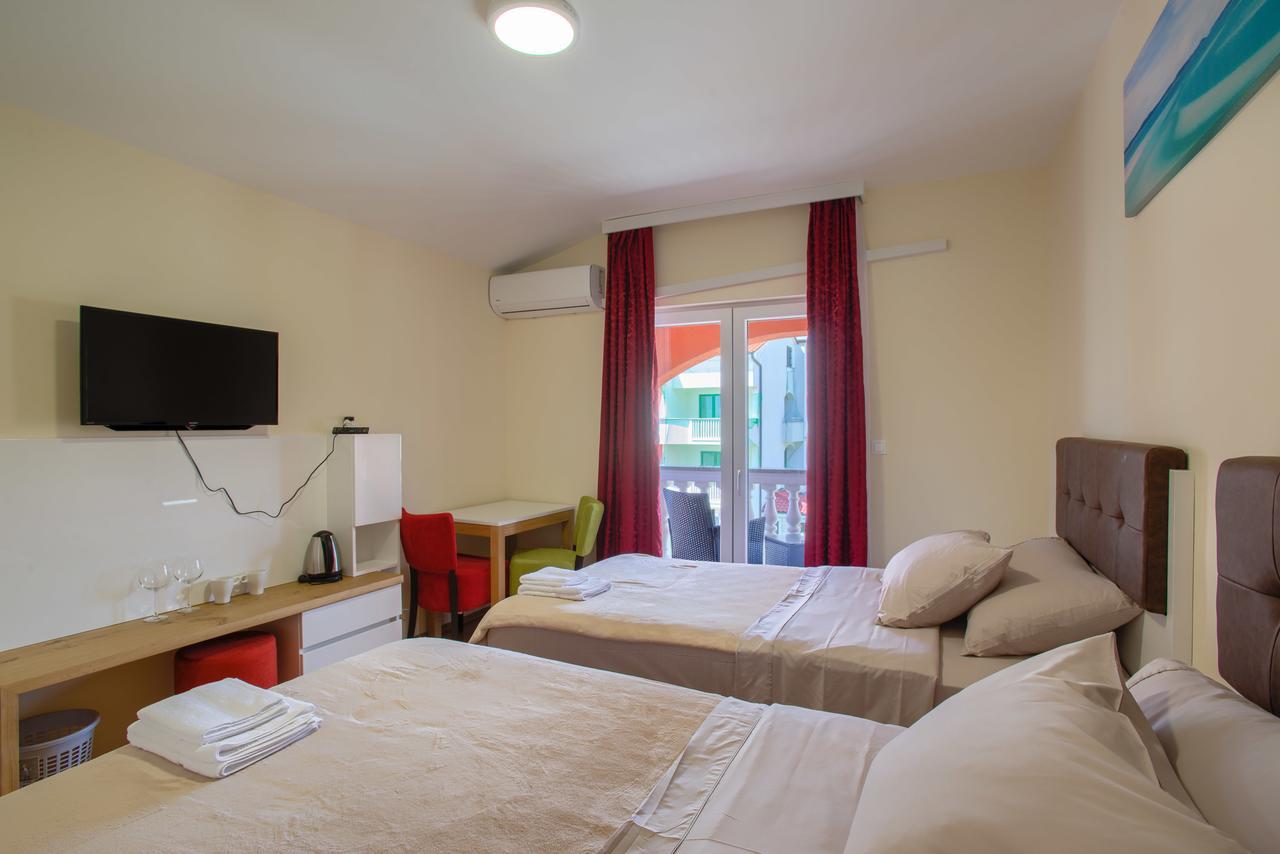 Hotel Livadic & Restaurant Ližnjan エクステリア 写真