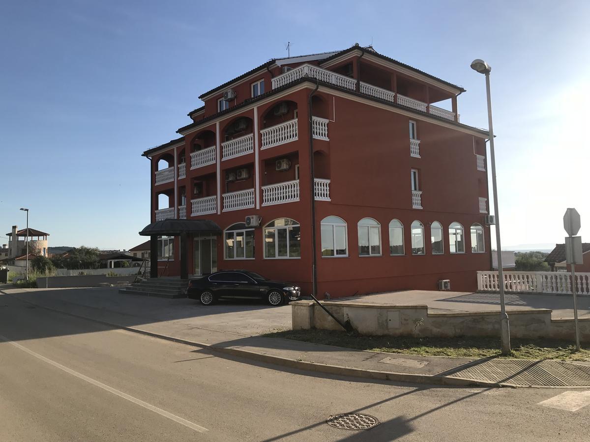 Hotel Livadic & Restaurant Ližnjan エクステリア 写真