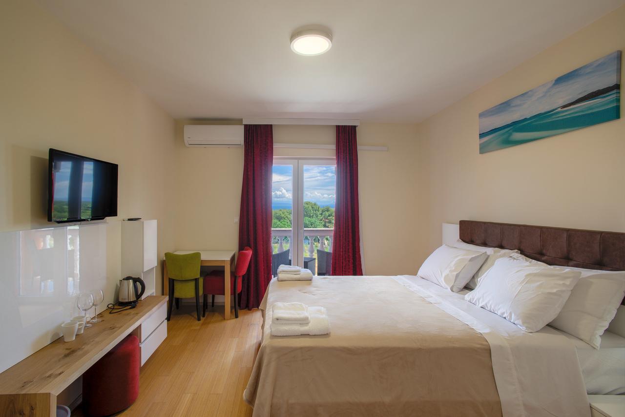 Hotel Livadic & Restaurant Ližnjan エクステリア 写真
