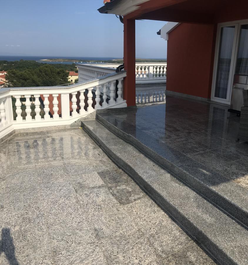 Hotel Livadic & Restaurant Ližnjan エクステリア 写真
