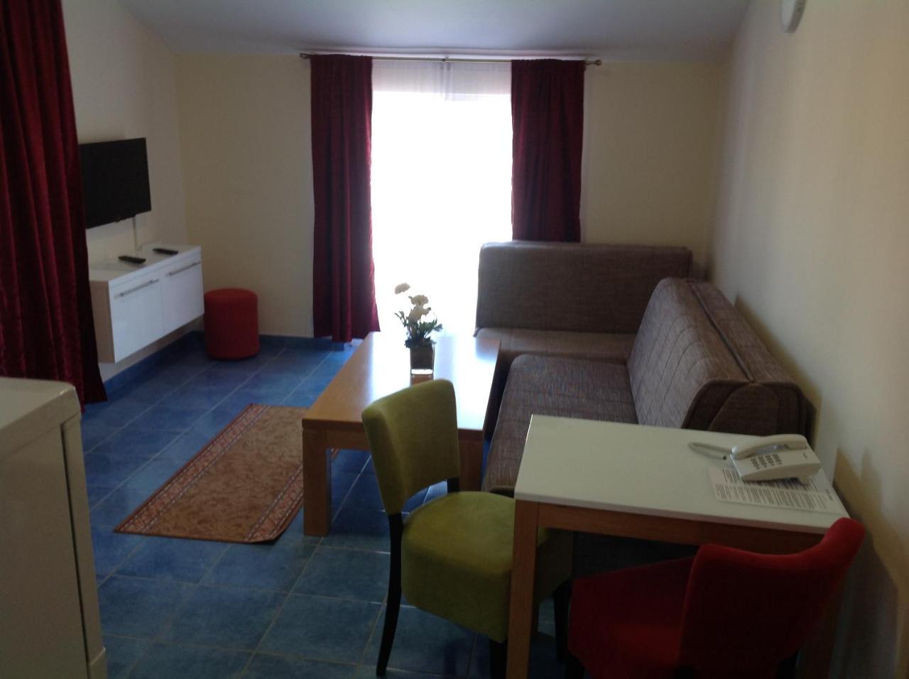 Hotel Livadic & Restaurant Ližnjan エクステリア 写真