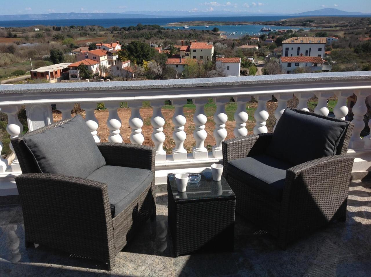 Hotel Livadic & Restaurant Ližnjan エクステリア 写真