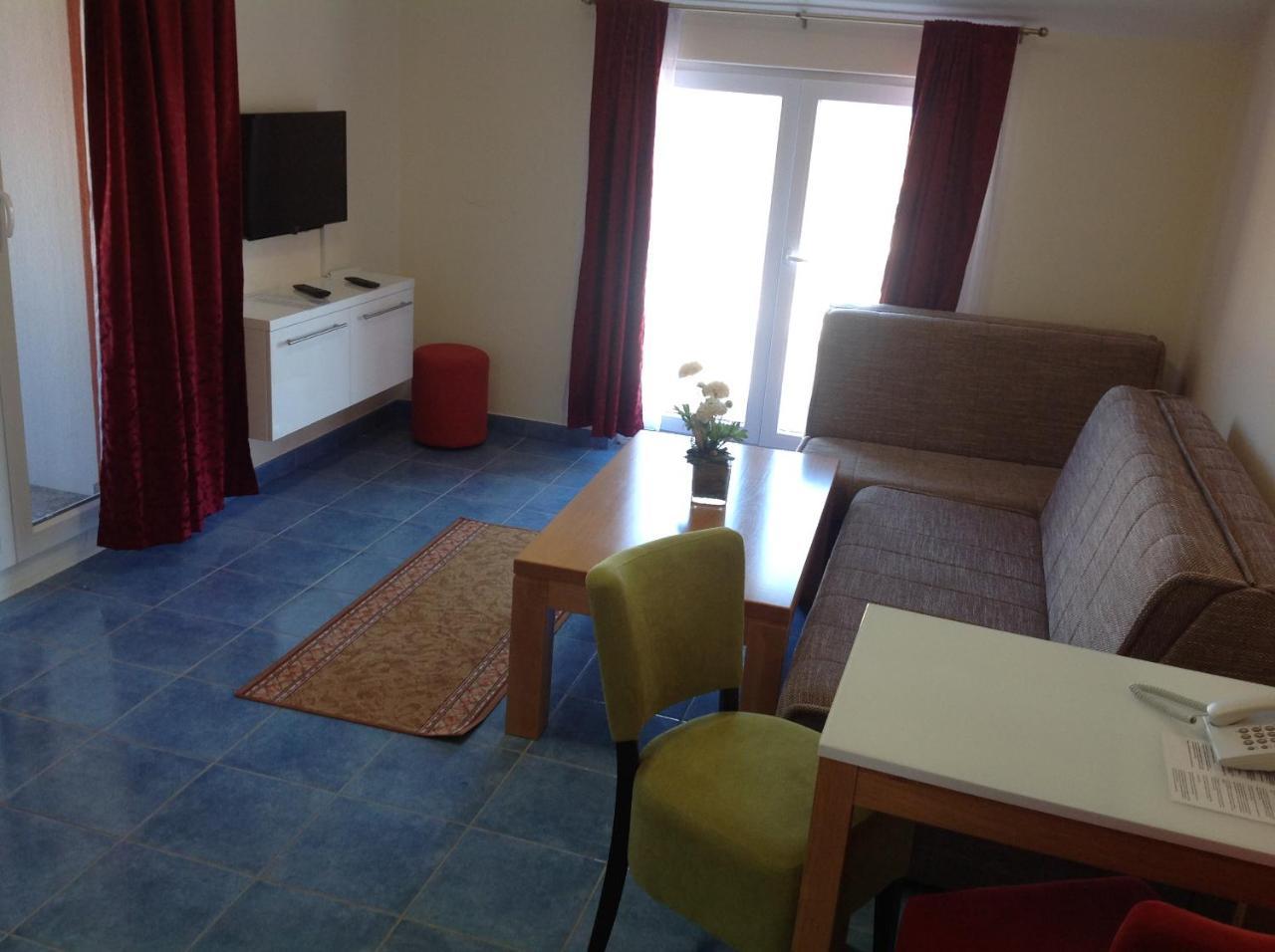 Hotel Livadic & Restaurant Ližnjan エクステリア 写真