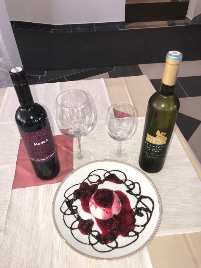 Hotel Livadic & Restaurant Ližnjan エクステリア 写真