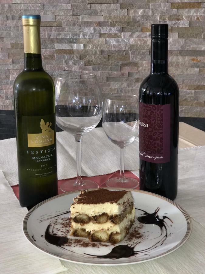 Hotel Livadic & Restaurant Ližnjan エクステリア 写真