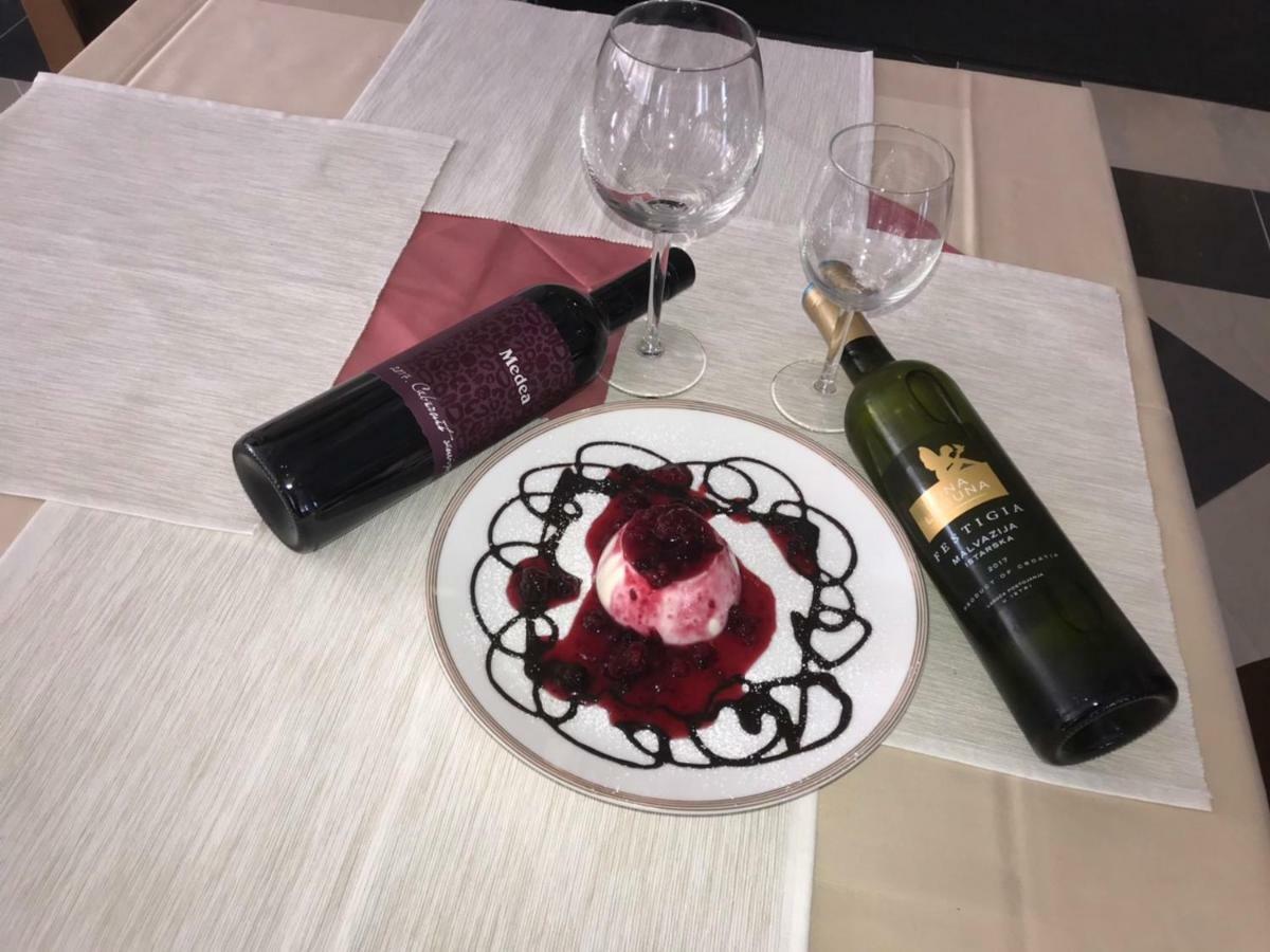 Hotel Livadic & Restaurant Ližnjan エクステリア 写真