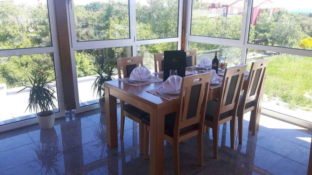 Hotel Livadic & Restaurant Ližnjan エクステリア 写真